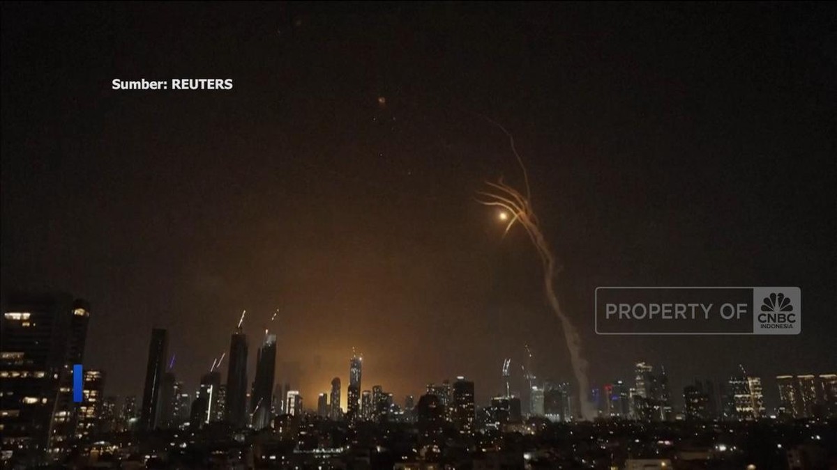 Iran Serang Israel, Iron Dome Kewalahan-Ledakan Terdengar di Tel Aviv