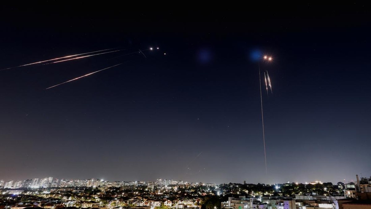 Iran Pakai Metode Baru, Tembus Iron Dome-Hantam Tel Aviv dan Haifa