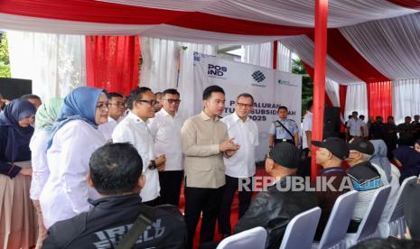 Tinjau Penyaluran BSU di Tangerang, Wapres Gibran Apresiasi Pos Indonesia