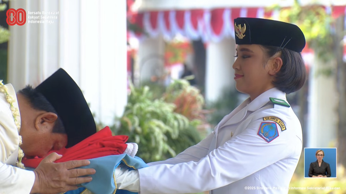 Momen Prabowo Cium Bendera Merah Putih Sebelum Dikibarkan